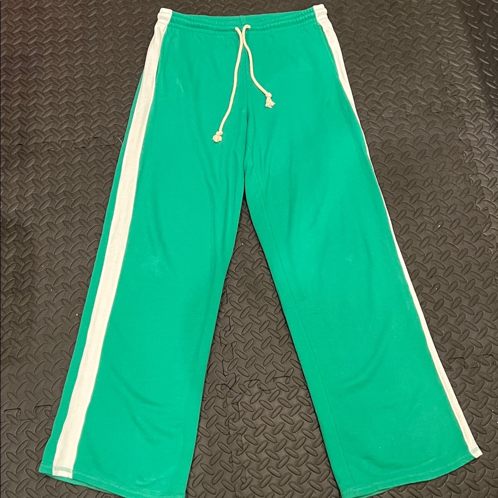 Universal Thread Sweatshirt, Tee, and Sweatpants - Picture 7 of 15